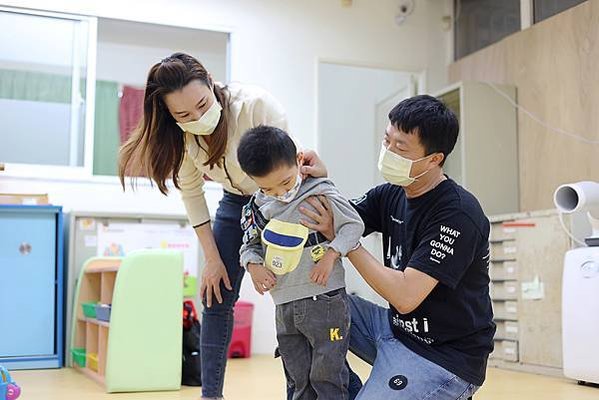 0223圖說：專業人員是孩子的生命過客，家人才是陪伴一輩子的。