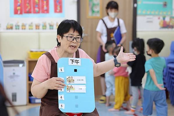 0022圖說：喜愛孩子的沈小鳳，長年貢獻早療。