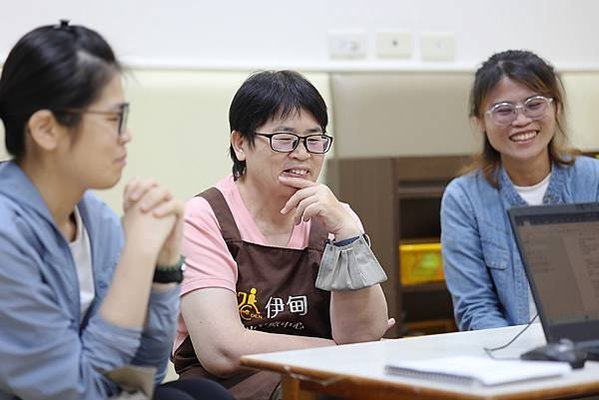 0281圖說：母女三人笑憶當年。