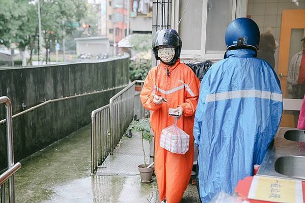 3235圖說：送餐志工是維繫生活艱難家庭的「生命線」。