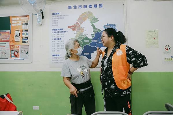 3331圖說：蔡阿嬤台語歌唱班下課後，與林宜蓉熱絡互動。