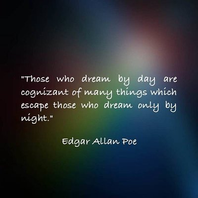 愛倫·坡名言：Those who dream by day are cognizant of many things which escape those who dream only by night.