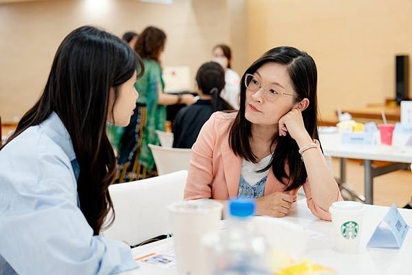 「女孩圓夢計畫」計畫將執行一年，女孩先必須提報夢想計畫，規劃夢想的執行預算、方式與預期成果，學姐也將帶著女孩進行多次的交流授課與互動。圖為學姐女孩交流。（台灣世