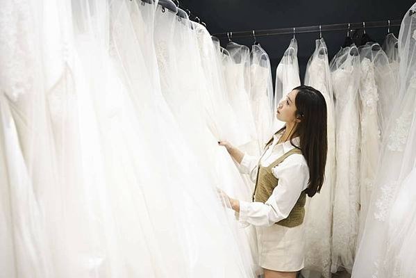 【婚紗開箱】每月推新款，質感禮服全在J2 wedding中壢