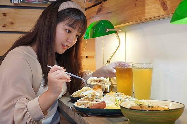 古亭早午餐推薦｜朝朝早午餐～半熟蛋炒麵、薯泥沙拉拼盤、香酥捲