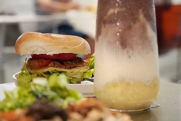 台北蔬食早午餐推薦｜Vegan必訪～大巨蛋不限時咖啡廳 BE