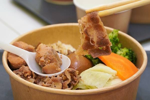 公館咖哩推薦｜小鹿亭 咖哩、丼飯、烏龍麵，肉燥系列便當＄90