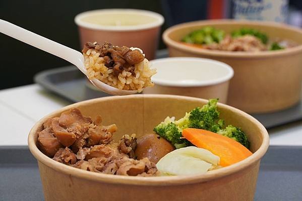 公館咖哩推薦｜小鹿亭 咖哩、丼飯、烏龍麵，肉燥系列便當＄90