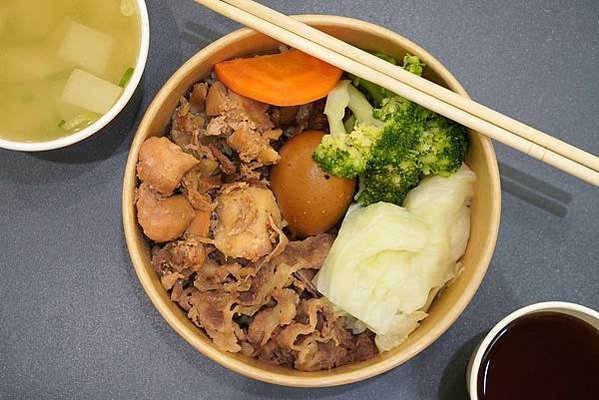 公館咖哩推薦｜小鹿亭 咖哩、丼飯、烏龍麵，肉燥系列便當＄90