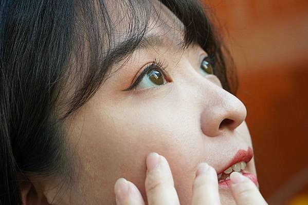 彩色日拋推薦｜紅色眼妝搭配「星韻青」美瞳，Lens++永暘光