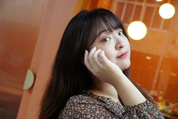 彩色日拋推薦｜紅色眼妝搭配「星韻青」美瞳，Lens++永暘光
