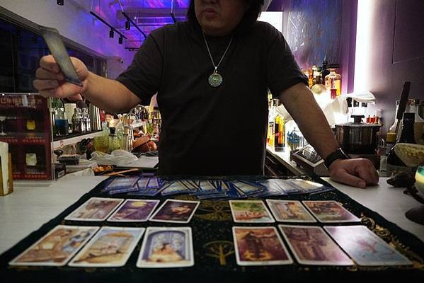 台北占卜酒吧推薦｜Bar Tarotis 塔羅酒吧「一個問題