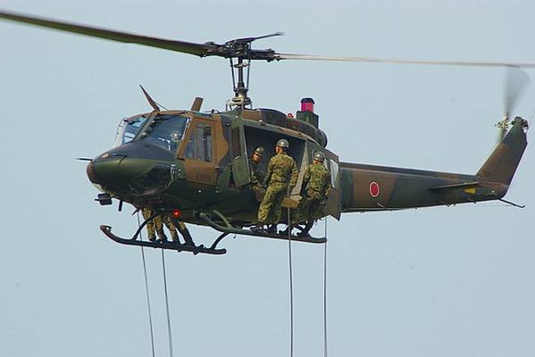 UH-1J_&amp;_rapeling_infantry