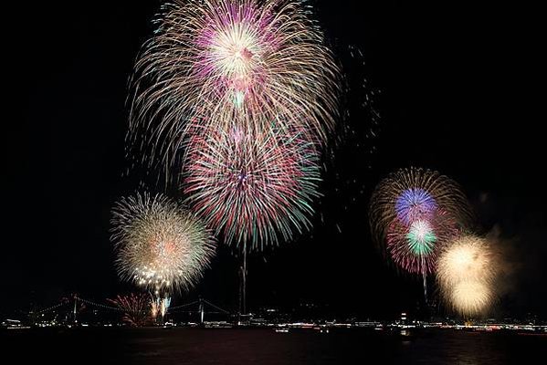 關門海峡花火大會 九州和本州上空競相爭豔