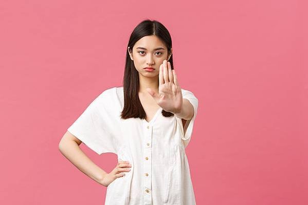 beauty-people-emotions-summer-leisure-concept-serious-fed-up-young-asian-woman-tell-stop-extend-hand-prohibition-give-warning-restricting-access-denied-pink-background