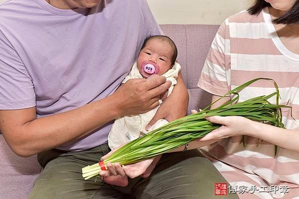 剃胎毛、滿月剃頭、嬰兒剃頭、嬰兒理髮、嬰兒剃髮、嬰兒剃胎毛、嬰兒滿月剃頭、蔡寶寶剃頭、剃胎毛儀式、剃胎毛吉祥話、滿月剃頭儀式、滿月剃頭吉祥話、蔡寶寶剃胎毛、蔡寶寶滿月剃頭理髮、 新北市三重區剃胎毛、新北市三重區滿月剃頭、新北市三重區嬰兒剃頭剃胎毛、新北市三重區嬰兒理髮、新北市中嬰兒剃髮、 蔡寶寶(新北市三重區到府嬰兒蔡寶寶滿月剃頭理髮、到府嬰兒剃胎毛儀式吉祥話)。到府剃頭剃胎毛主持、專業拍照、DVD光碟、證書。★購買「臍帶章、肚臍章、胎毛筆刷印章」贈送：剃頭、收涎、抓周，三選一。2022.06.24照片14