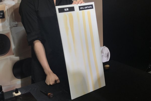 測試無極限光澤水粉底延展性