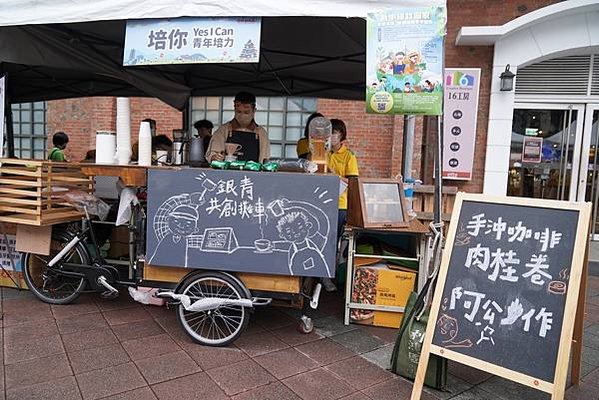 照片三 青銀共創的手作攤車，同時展現青年手沖咖啡的技能