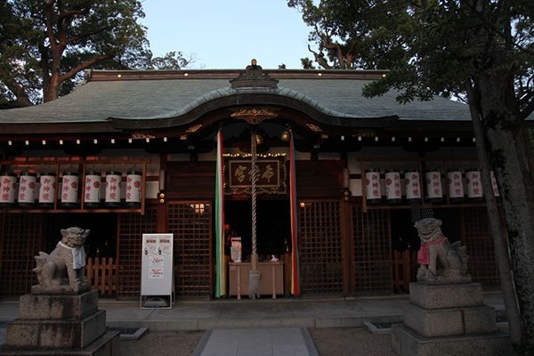 鳥居拍手習俗/八幡宮：祀奉自古日本的武神，是保護國家的守護神