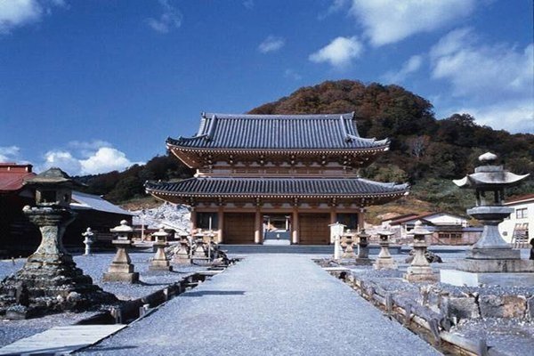 鳥居拍手習俗/八幡宮：祀奉自古日本的武神，是保護國家的守護神