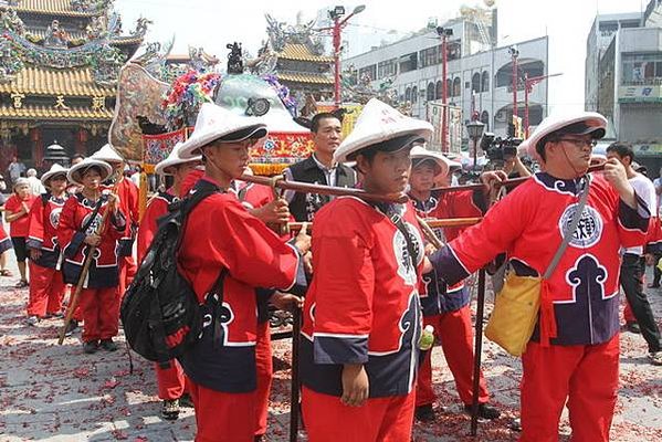 北港迎媽祖炸轎已有百年，信徒認為「放越多越旺」，雲林北港朝天