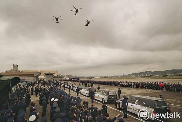 「缺席隊形」陸軍禮砲連執行「矧砲」禮（鳴砲19響），向烈士們