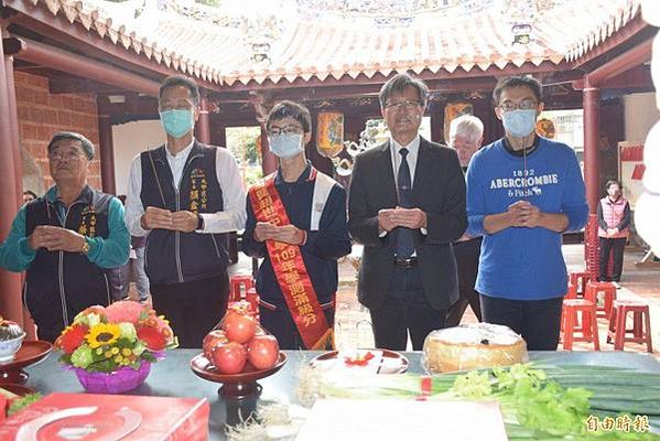 苗栗文昌祠廟宇外景觀(多個陶缸)/士子開中門/苗栗市文昌祠/