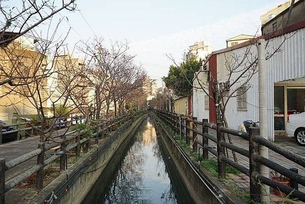 新竹市汀甫圳引頭前溪水，流經十八尖山、香山入海，目前仍肩負重