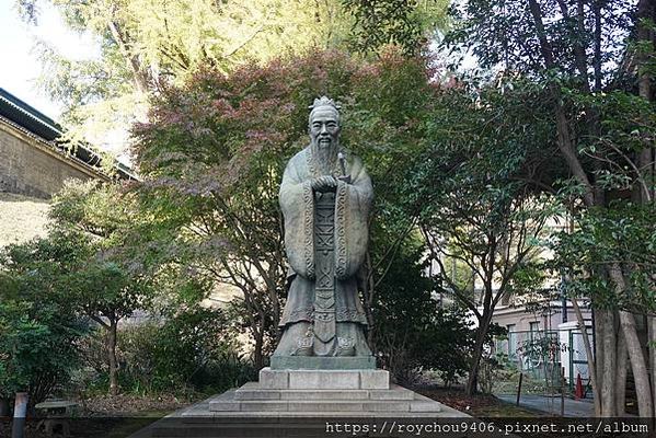 日本祭孔/日本也開始築建孔廟，較有名的有以下幾座。琉球那霸市