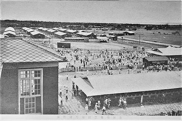 台灣第一場賽馬1928年台北開跑，新竹的常設競馬場初設在赤土