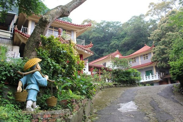 獅頭山萬佛庵主祀千手千眼觀世音菩薩-「獅山古剎」又分為前山與