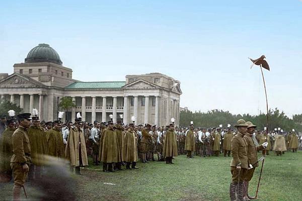 台灣軍最高指揮官菅野尚一與渡邊金藏 1925年，臺灣軍司令官