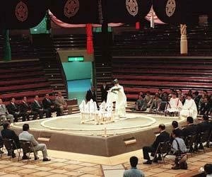 土俵是日本相撲比賽時的圓形黏土擂台-土俵上方有一個類似神社屋