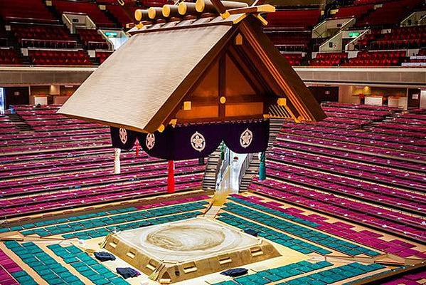 土俵是日本相撲比賽時的圓形黏土擂台-土俵上方有一個類似神社屋