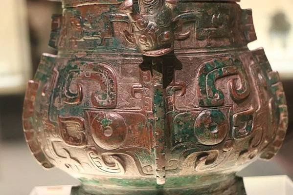 青銅卣/卣（音「友」）一種古代酒器，常見於商朝和西周時期，在