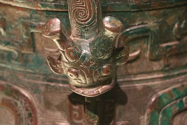 青銅卣/卣（音「友」）一種古代酒器，常見於商朝和西周時期，在