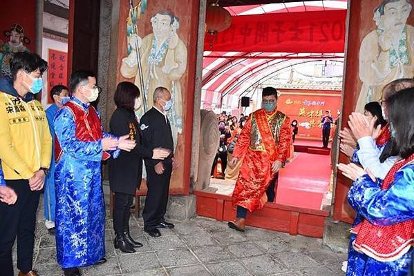 苗栗文昌祠廟宇外景觀(多個陶缸)/士子開中門/苗栗市文昌祠/