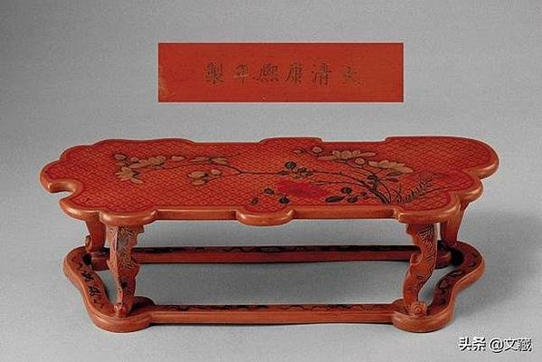 康熙書桌；康熙憑几-《康熙皇帝讀書像》盤腿坐於炕上，憑几置於