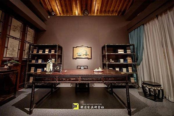 康熙書桌；康熙憑几-《康熙皇帝讀書像》盤腿坐於炕上，憑几置於
