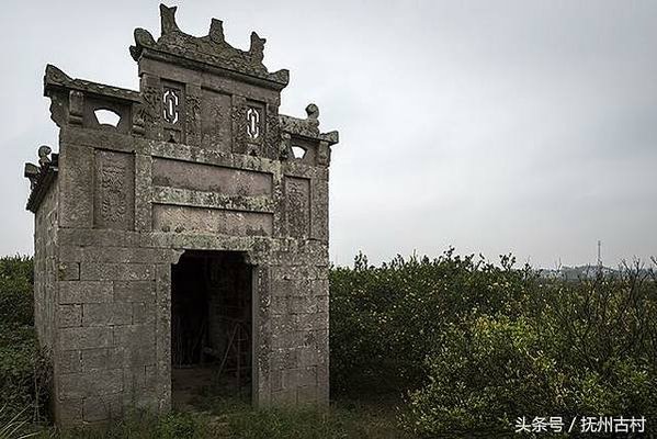 亭式牌坊-牌坊式路亭-牌坊明間從上至下的字板分別刻有「聖旨」