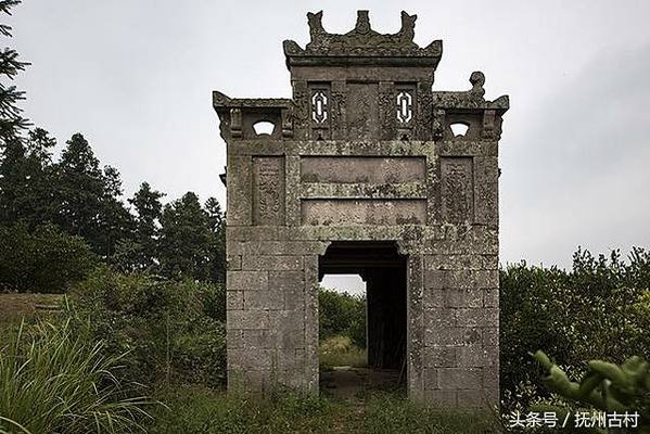 亭式牌坊-牌坊式路亭-牌坊明間從上至下的字板分別刻有「聖旨」