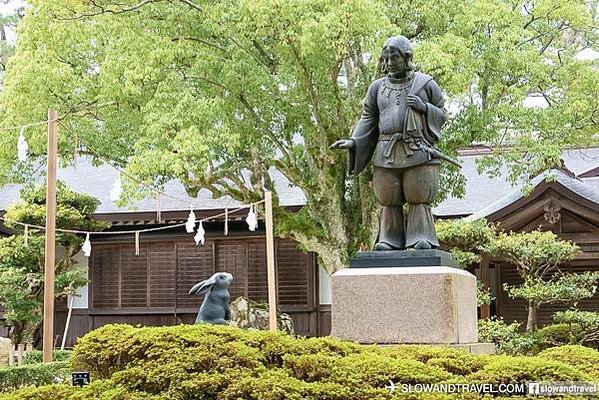出雲大社「結良緣」聞名：求良緣必訪結緣神社-神社境內的兔子雕