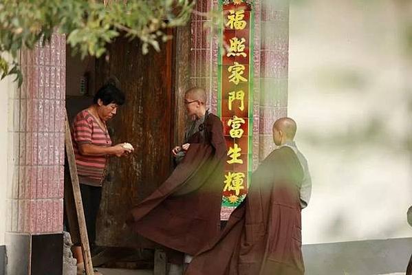 遼寧海城道源寺/遼寧海城市的大悲寺不收錢的寺院，僧人們沿途托