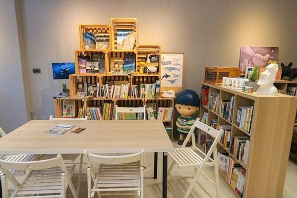 賴世若-銅鑼鄉首間獨立書店，取名「微光書旅」書店+民宿-為客