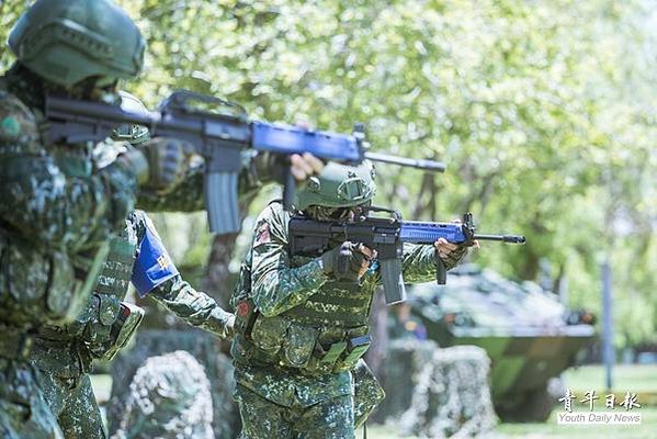 「近接戰鬥」「限制空間訓練，役男們在三角錐、帳篷與門窗組合而