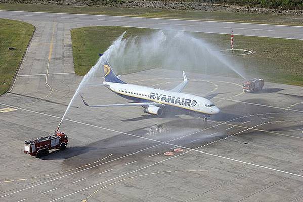 灑水禮/軍刀拱門/水門禮（water salute）是交通運