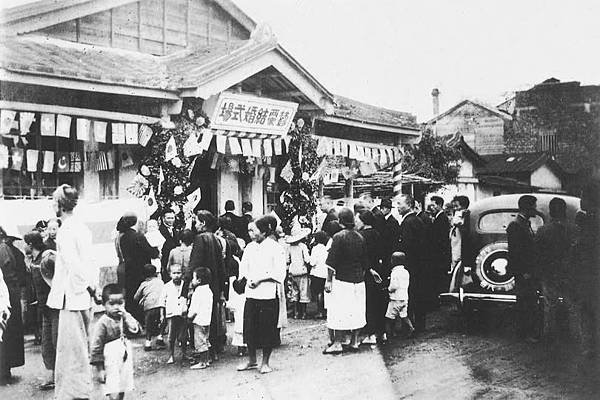 1954-1988年，台灣車輛老照片-阿嬤這種裝扮是詔安客-