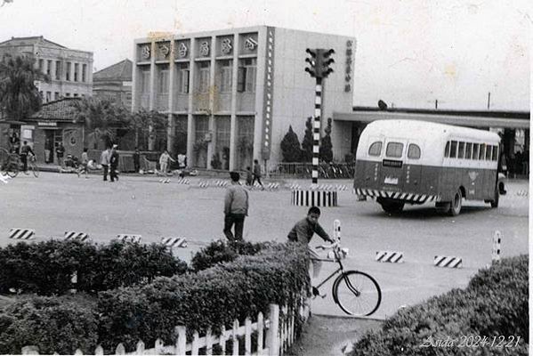 1954-1988年，台灣車輛老照片-阿嬤這種裝扮是詔安客-