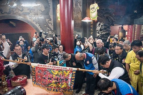 進香放頭旗/香擔/ 放頭旗→登轎→出發→到北港→拜天公─進火