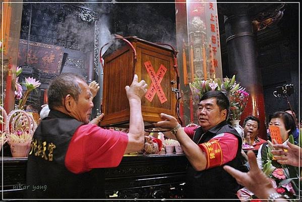 進香放頭旗/香擔/ 放頭旗→登轎→出發→到北港→拜天公─進火